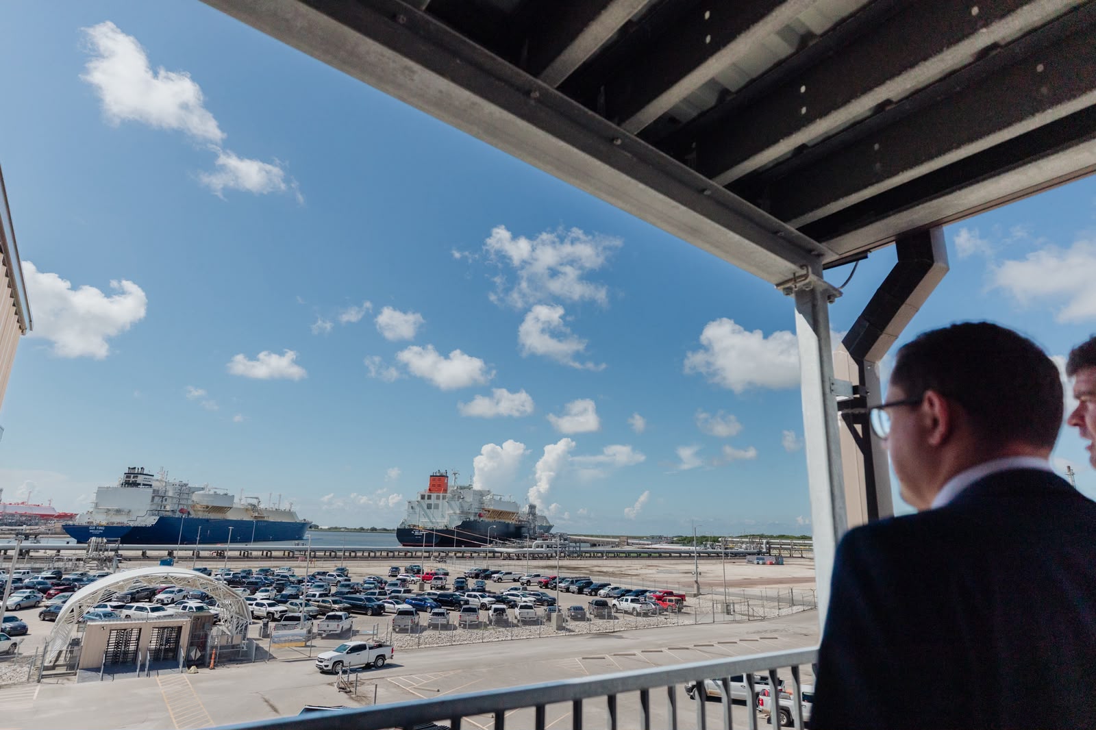 Minister Miłosz Motyka wraz z delegacją wizytuje terminal LNG Sabine Pass w Luizjanie, patrząc na instalacje skraplające gaz.