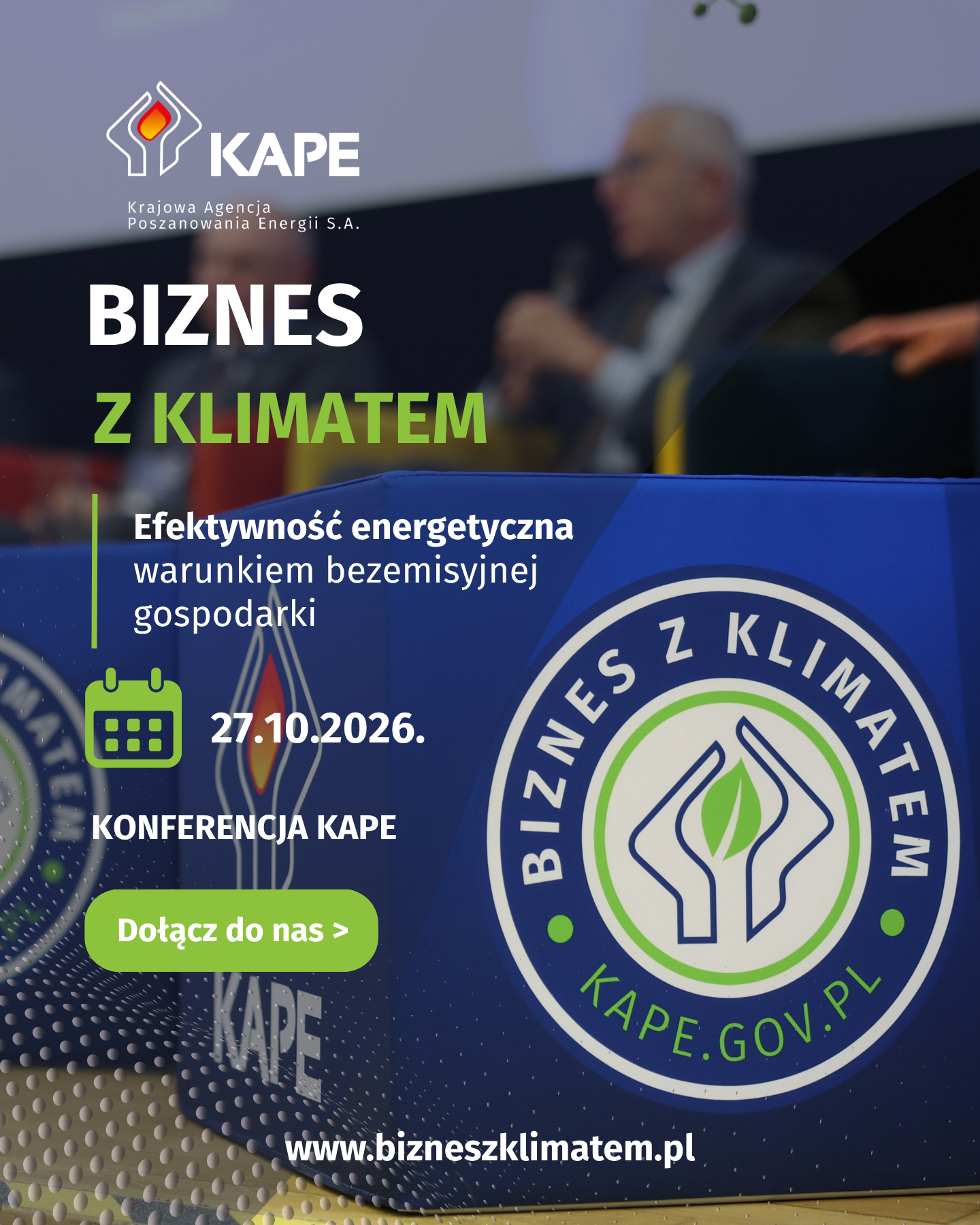 Plakat konferencji „Biznes z Klimatem” przedstawiający granatową bryłę z logo wydarzenia: dłonie otaczające liść. W tle rozmyta sylwetka prelegenta podczas wystąpienia, białe i zielone napisy z datą 27.10.2026 i logo KAPE.