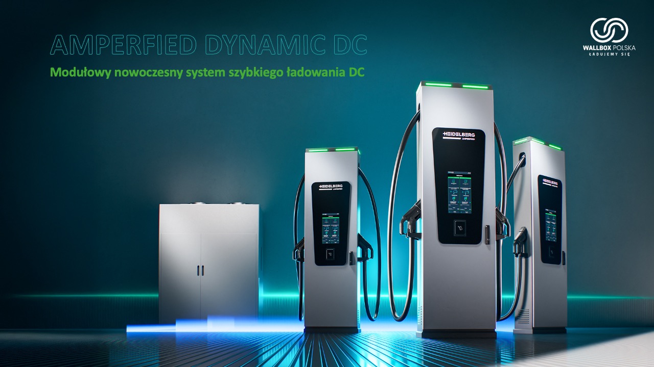 Trzy srebrne kolumny ładowania z ekranami dotykowymi i zielonymi listwami LED oraz szafa techniczna w chłodnym oświetleniu.