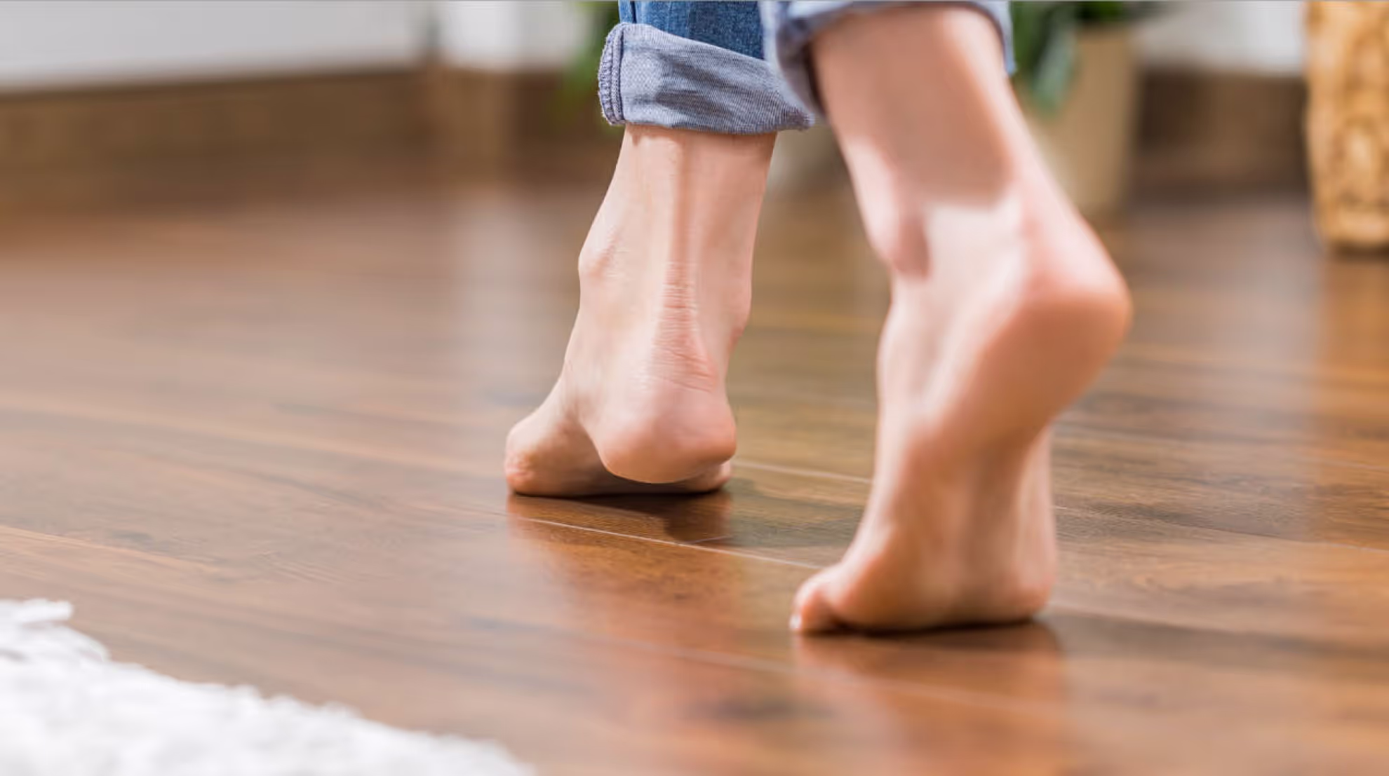 Barfuß am laufen auf dem Fußboden