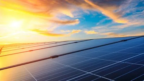 Sonnenuntergang mit Nahaufnahme PV-Module