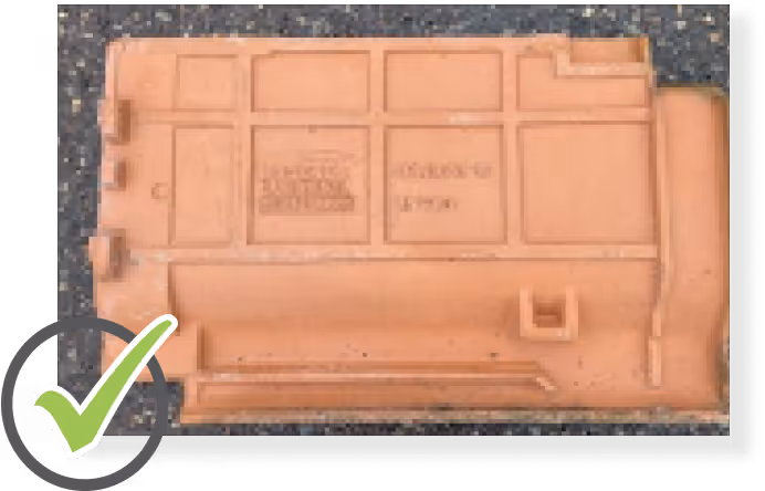 Unbeschädigte Dachziegel aus Ton, Nahaufnahme