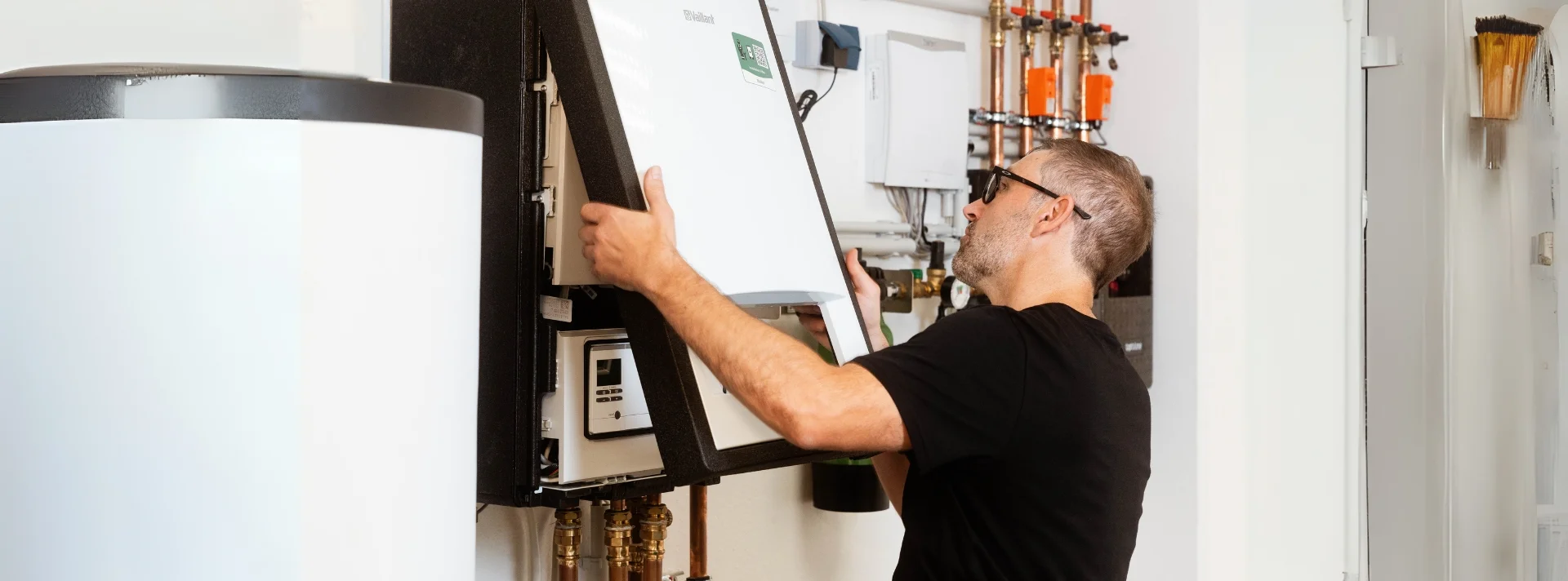 Fachtechniker führt Wartungsarbeiten an der Wärmepumpe durch.