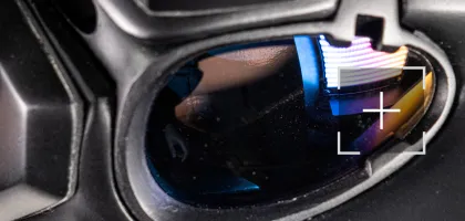 Мікровентилятор на лінзі шолома Ronin, який усуває конденсат і запобігає запотіванню.