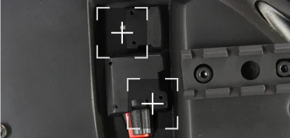 Перемикач напрямку повітря в системі шолома Ronin для контролю вентиляції всередину або назовні.