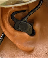 Внутрішньовушний навушник INVISIO, що забезпечує чіткий зв’язок і захист слуху в бойових умовах.