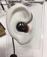 Внутрішньовушний навушник Silynx Clarus Pro з функцією прозорого звуку для ситуаційної обізнаності.