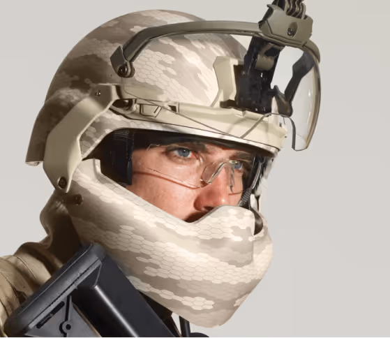 Військовий у шоломі з великим візором і додатковим екраном, який зменшує поле зору та маневровість.