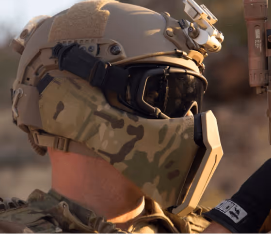 Боєць у шоломі Ronin із розширеним полем зору, який забезпечує на 30% більше відкритої оглядової поверхні.