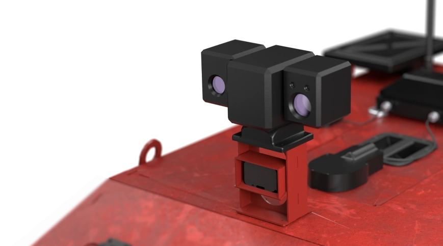 Модуль системи відеоспостереження з двома оптичними камерами та тепловізором, встановлений на червоному корпусі роботизованої платформи; ліворуч розміщений опис технічних характеристик системи.