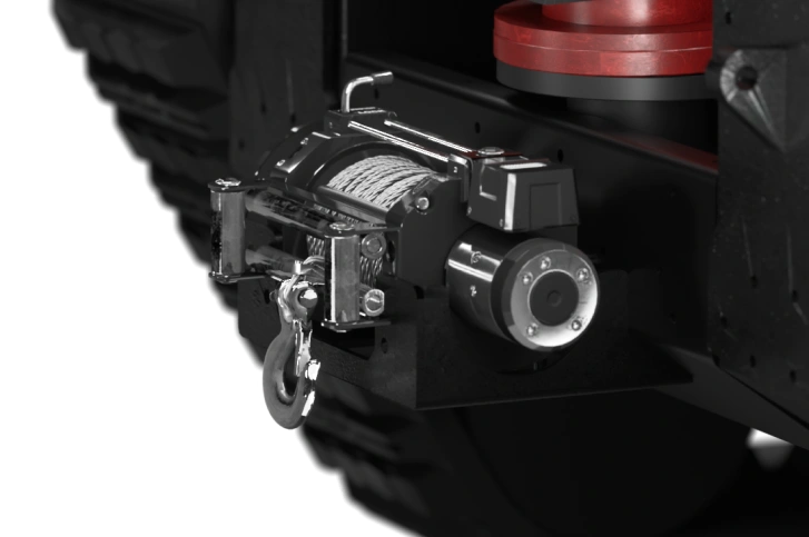 Лебідка, встановлена на роботизованій платформі, з металевим тросом і гаком; призначена для евакуації техніки, спорядження або поранених у складних умовах місцевості.