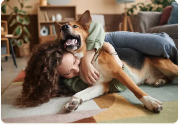 Momentos de puro amor e alegria entre uma mulher e seu fiel companheiro canino.