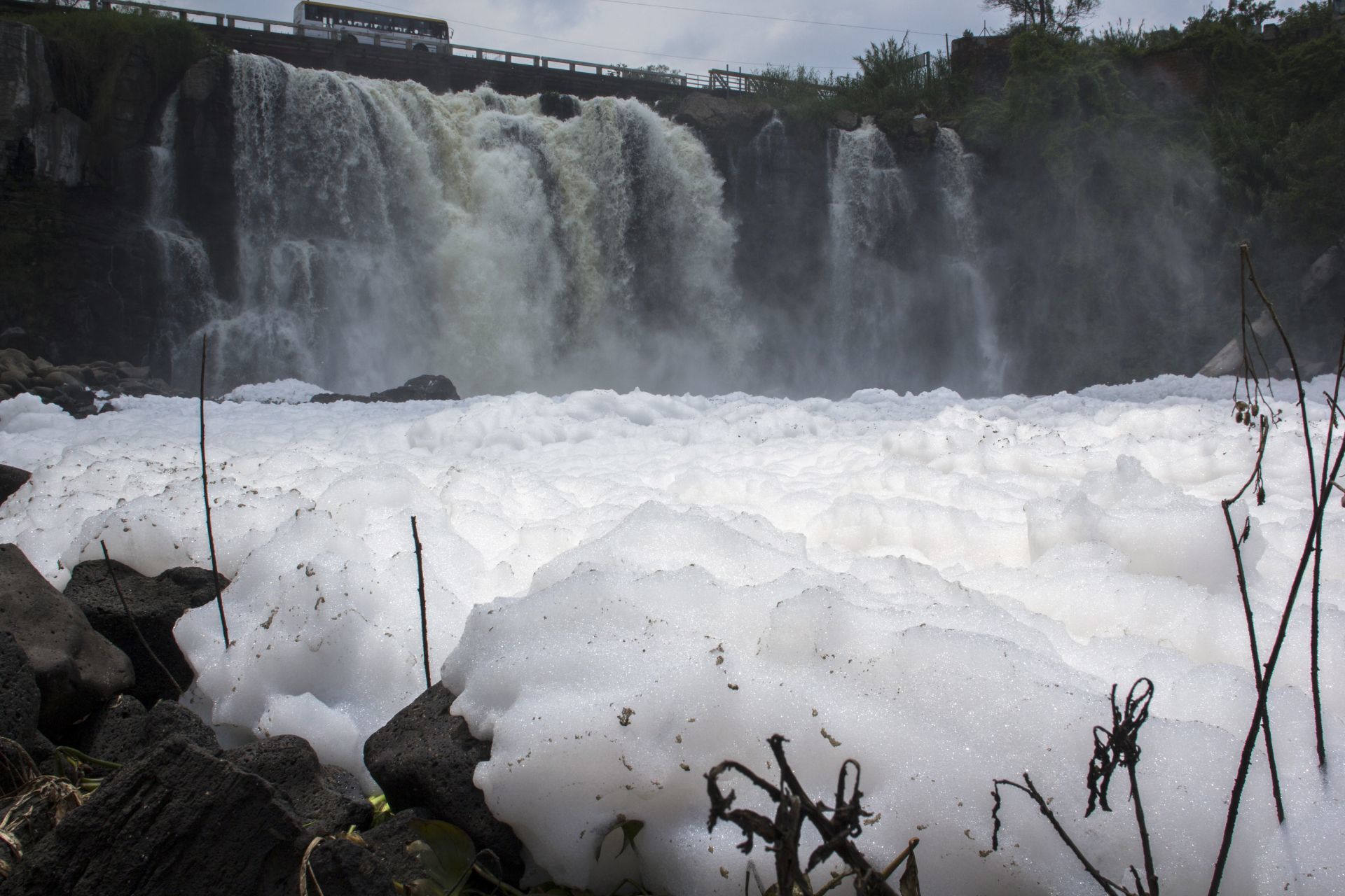 Contamianción del agua por descargas industriales. Fuente: https://fabricadeperiodismo.com/noticias/2-mil-600-muertes-por-contaminacion-del-rio-santiago-en-jalisco/