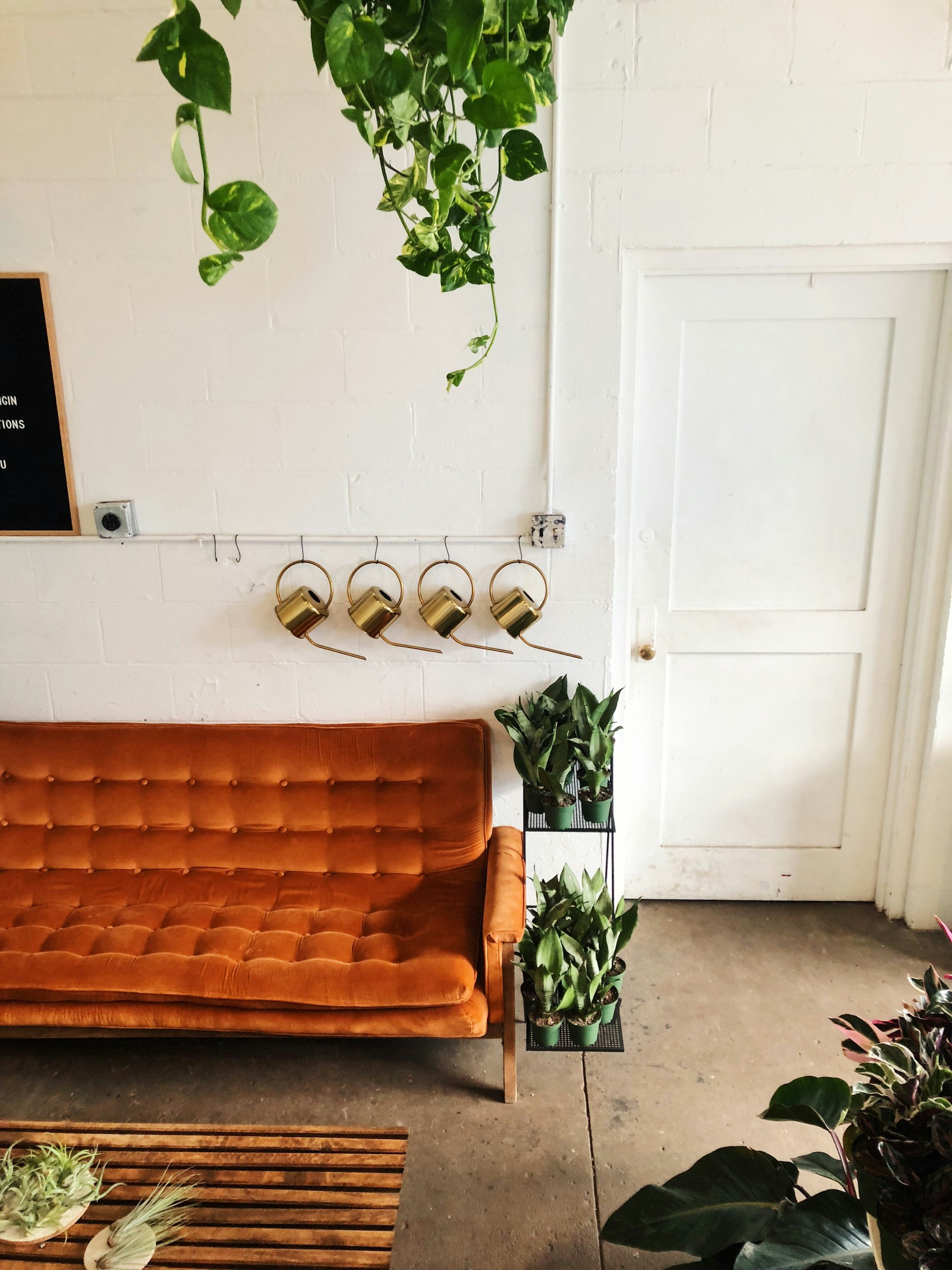 intérieur avec canapé orange