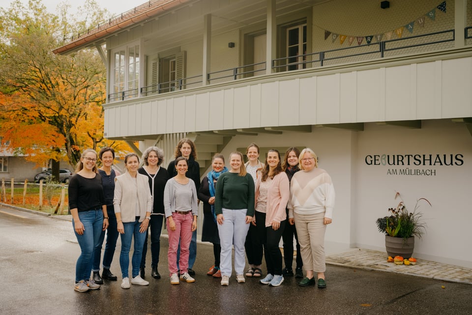 Das Team der Hebammenpraxis Baby im Bauch GmbH steht gemeinsam vor einem Gebäude.“