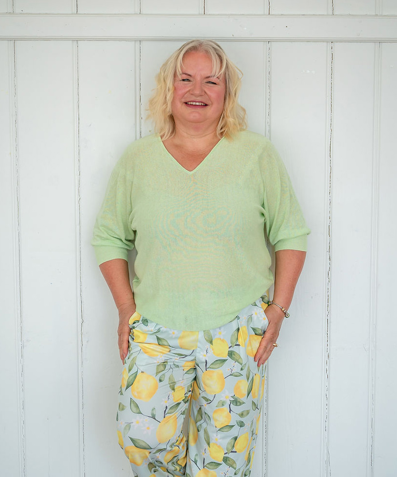 Verena Piguet, Geschäftsführerin der Baby im Bauch GmbH, lächelt in die Kamera.