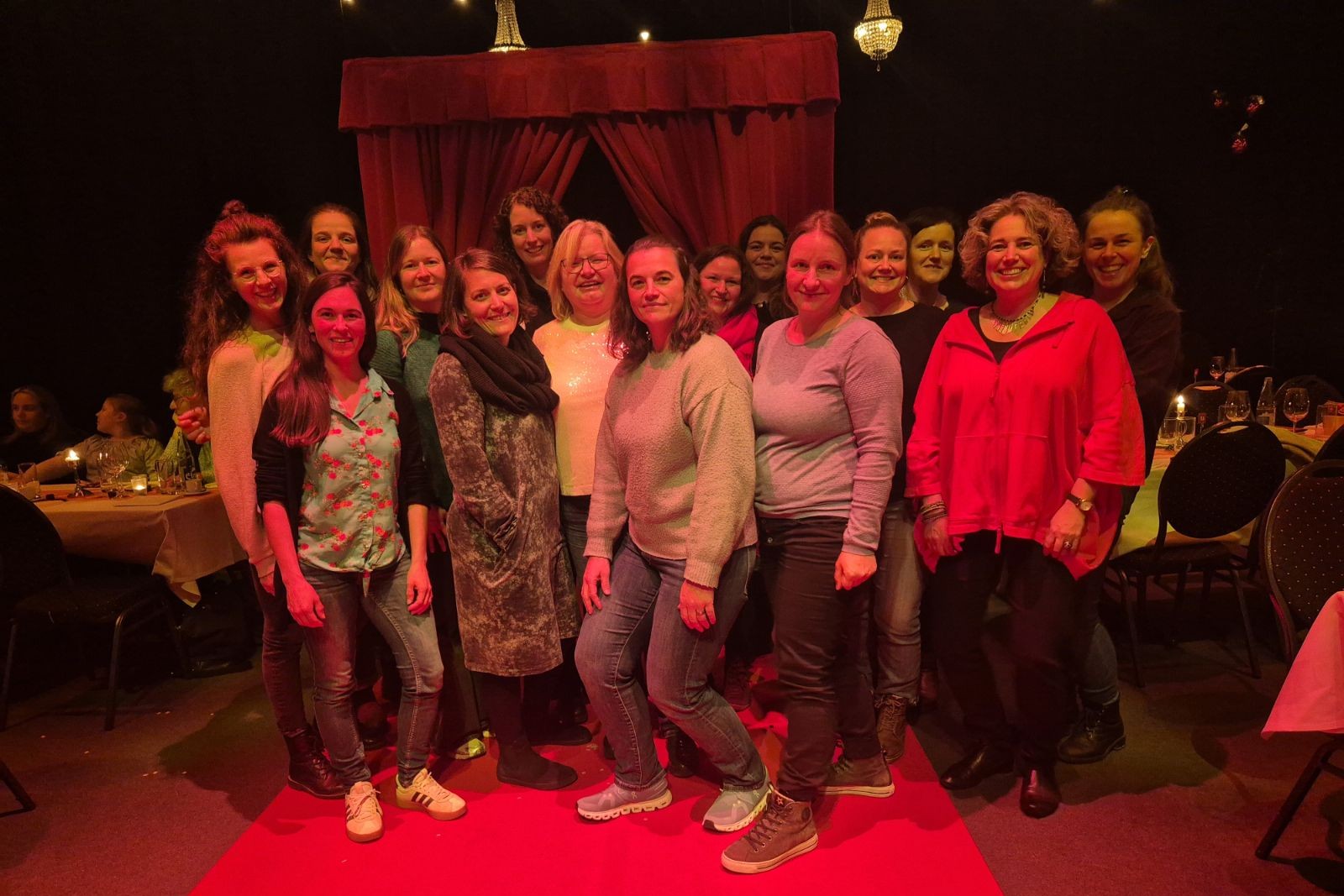 Baby im Bauch Hebammenteam im Zirkus