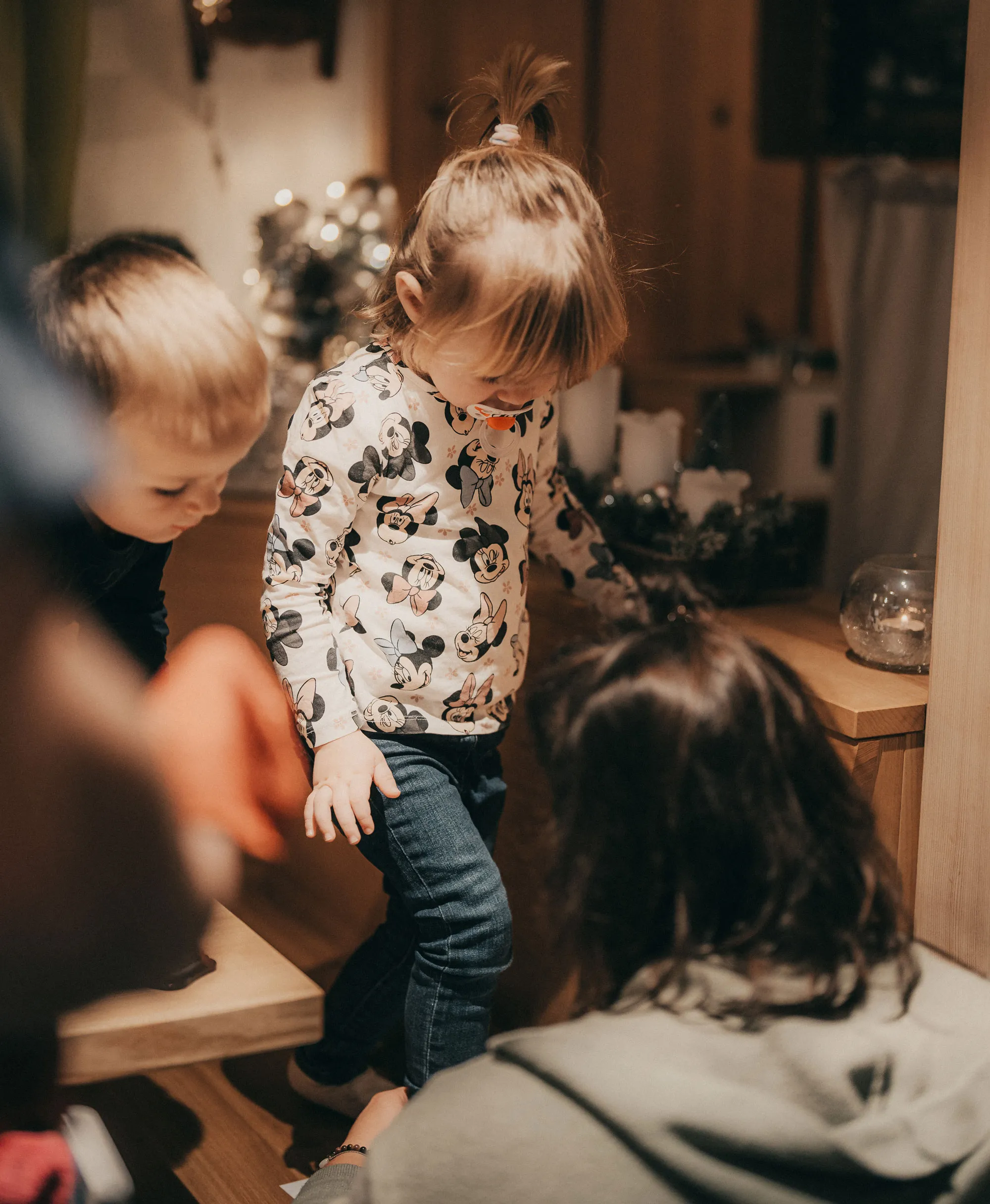 Frau betreut zwei Kleinkinder Zuhause