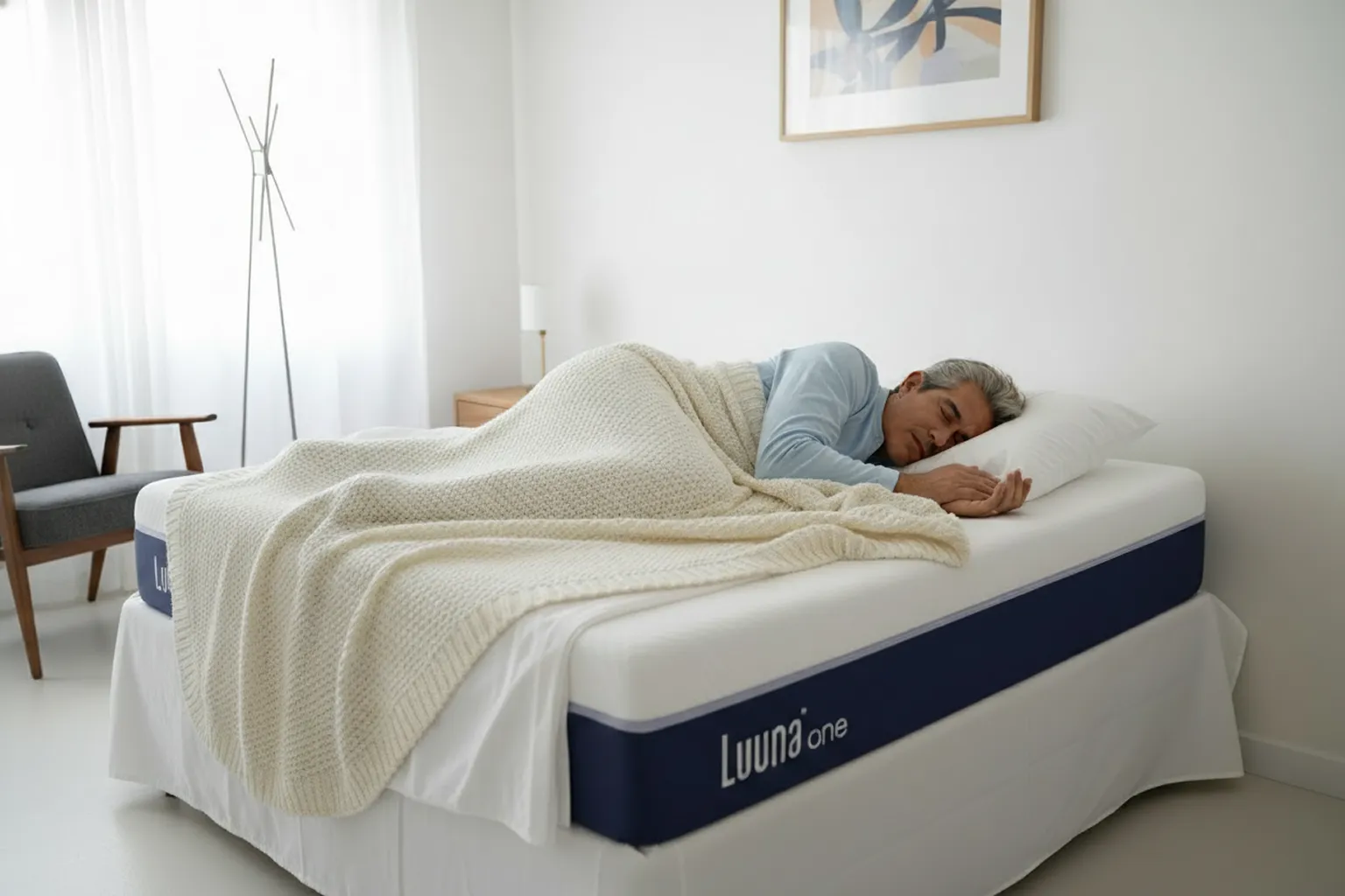 Persona durmiendo de lado en colchón Luuna One Suave memory foam mostrando adaptabilidad y confort sin puntos de presión