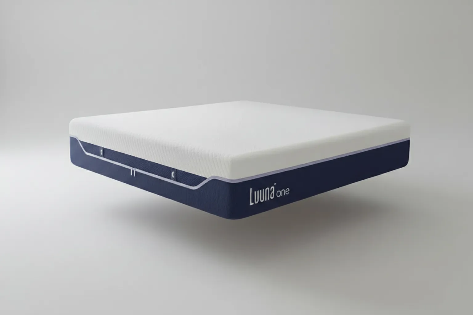 Colchón memory foam individual Luuna One Suave con funda azul marino y capa superior blanca texturizada