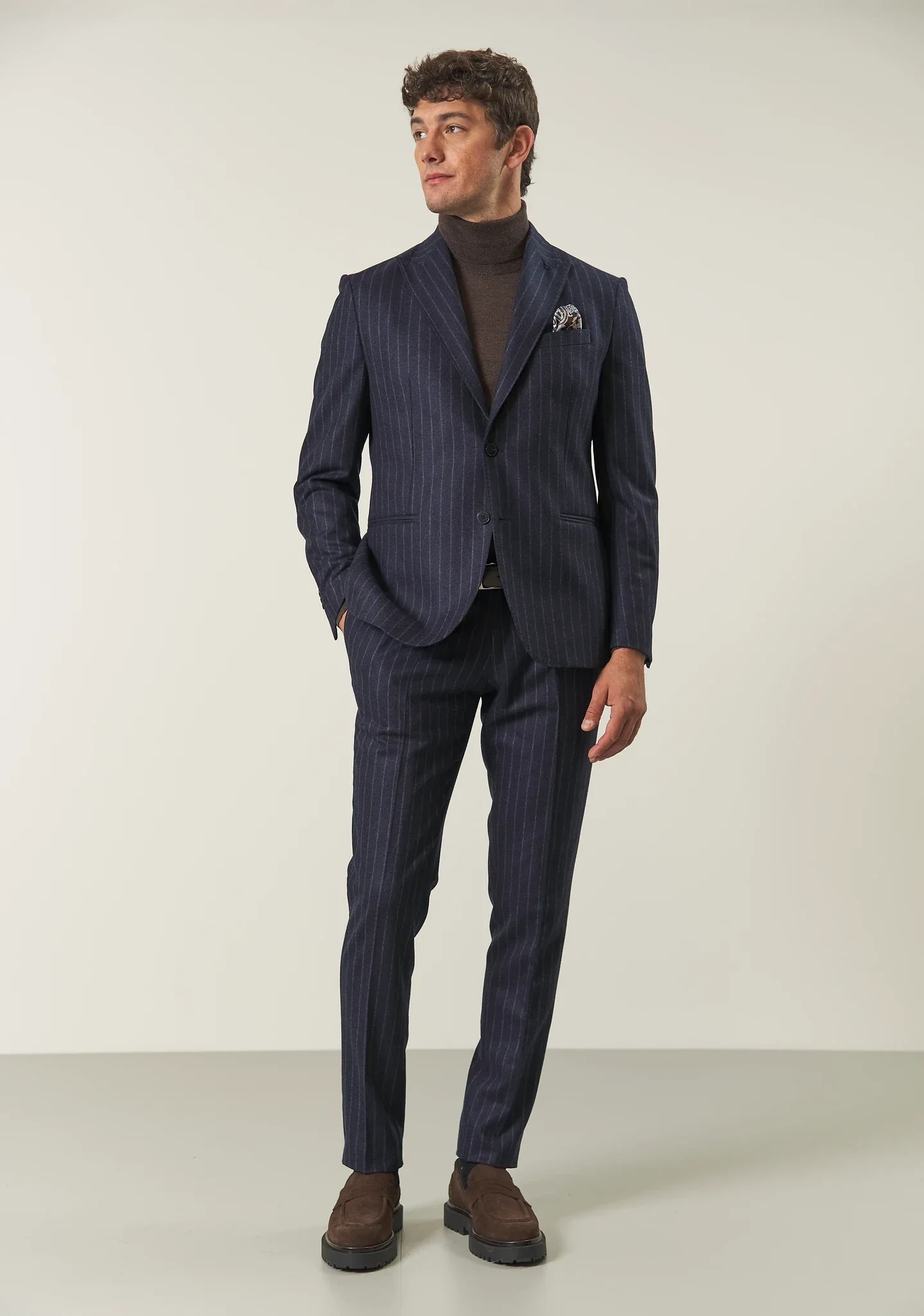 Costume bleu à fines rayures avec revers pointus en flanelle de laine vierge