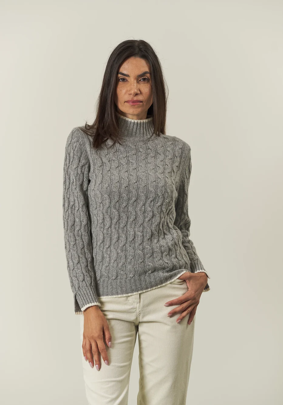 Col roulé tressé en cachemire mélangé gris clair