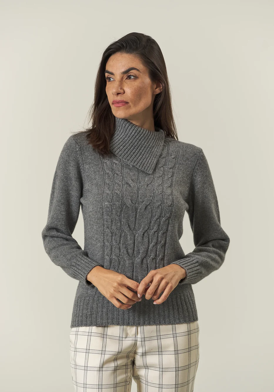 Pull gris clair à col fendu avec tresse en mélange de cachemire