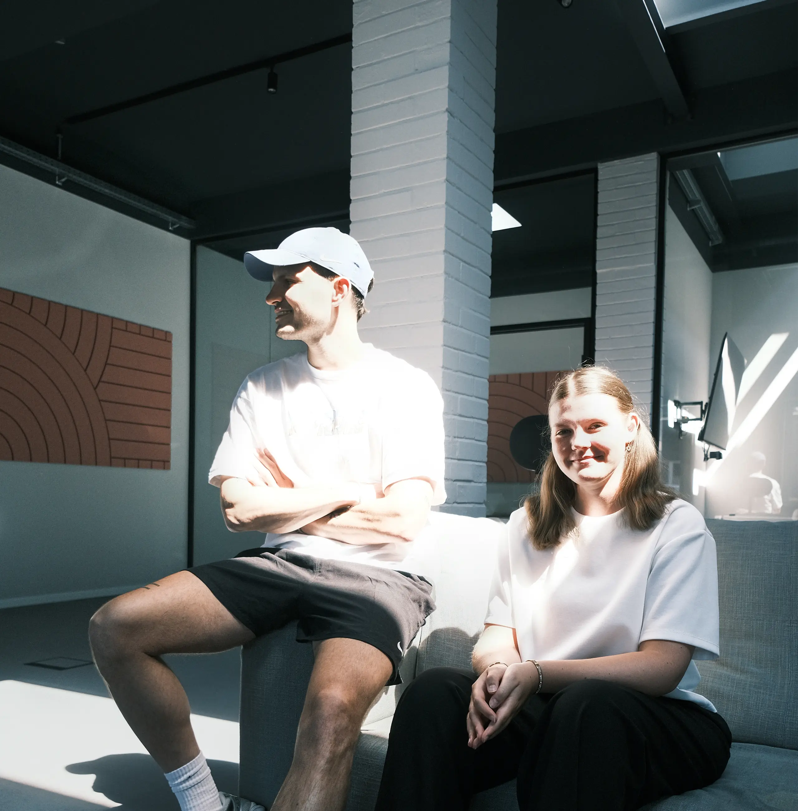 Greta und Niklas sitzen an der Couch im BWS Office.