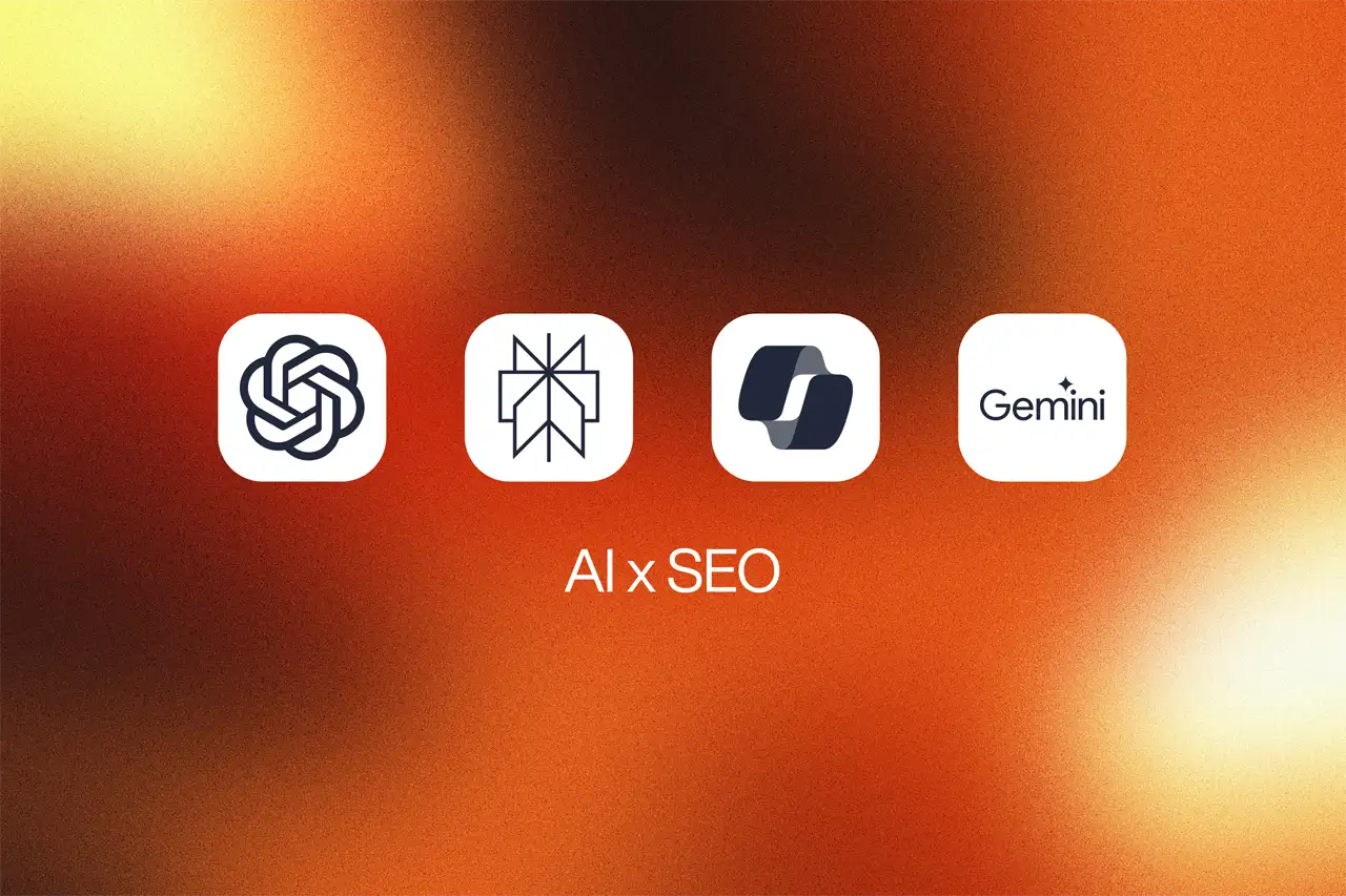 Grafik mit vier Icons von KI-Tools (OpenAI, Anthropic, Perplexity, Gemini) auf einem warmen, orange-gelb verlaufenden Hintergrund; darunter der Text ‚AI x SEO‘.
