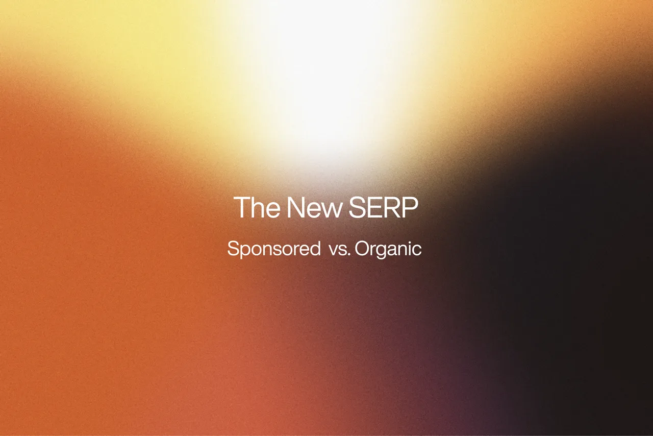 Hero-Grafik mit hellem Lichtverlauf in Gelb-Orange-Schwarz und dem Text: ‘The New SERP – Sponsored vs. Organic’.