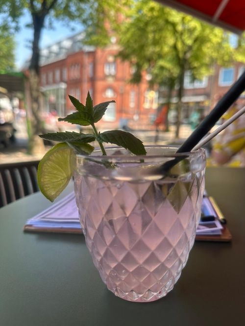 Ein Cocktail im Außenbereich