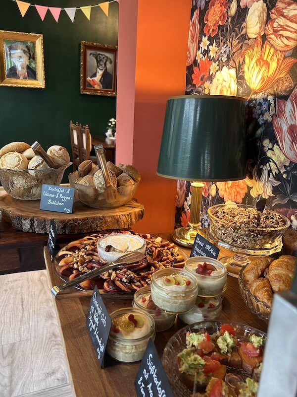 Ein üppiges Frühstücksbuffet