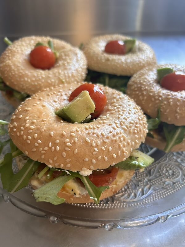 Bagels mit Avocado und Tomaten