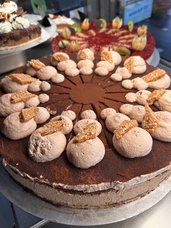 Eine Torte mit Schokoladenpulver