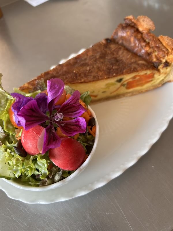 Eine Quiche mit Beilagensalat