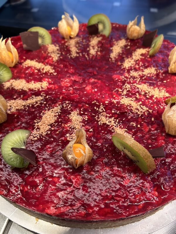 Eine rote Torte