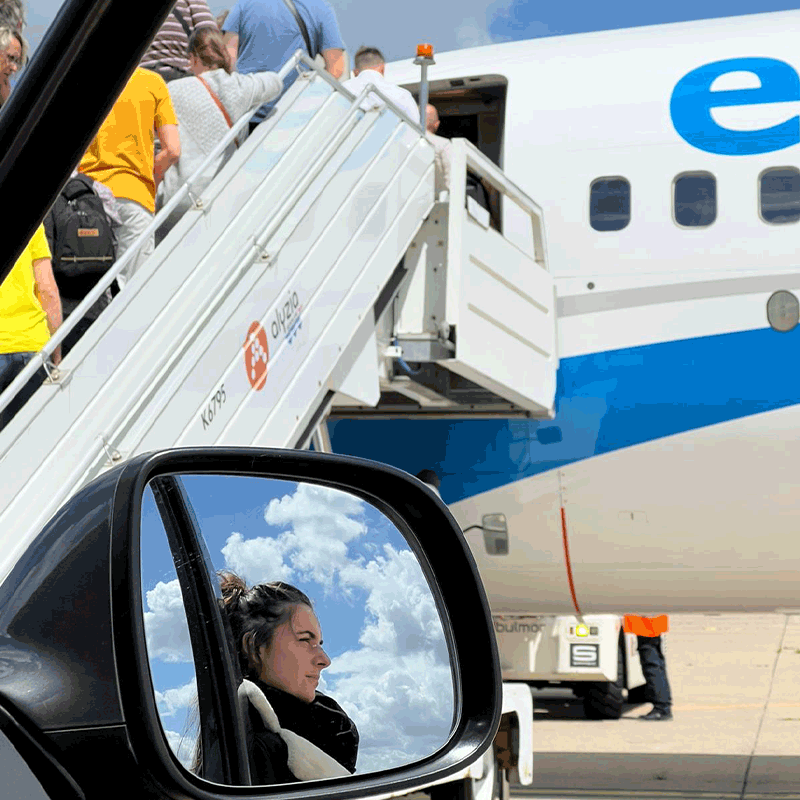 Air charter borker supervising a b737 boarding 
