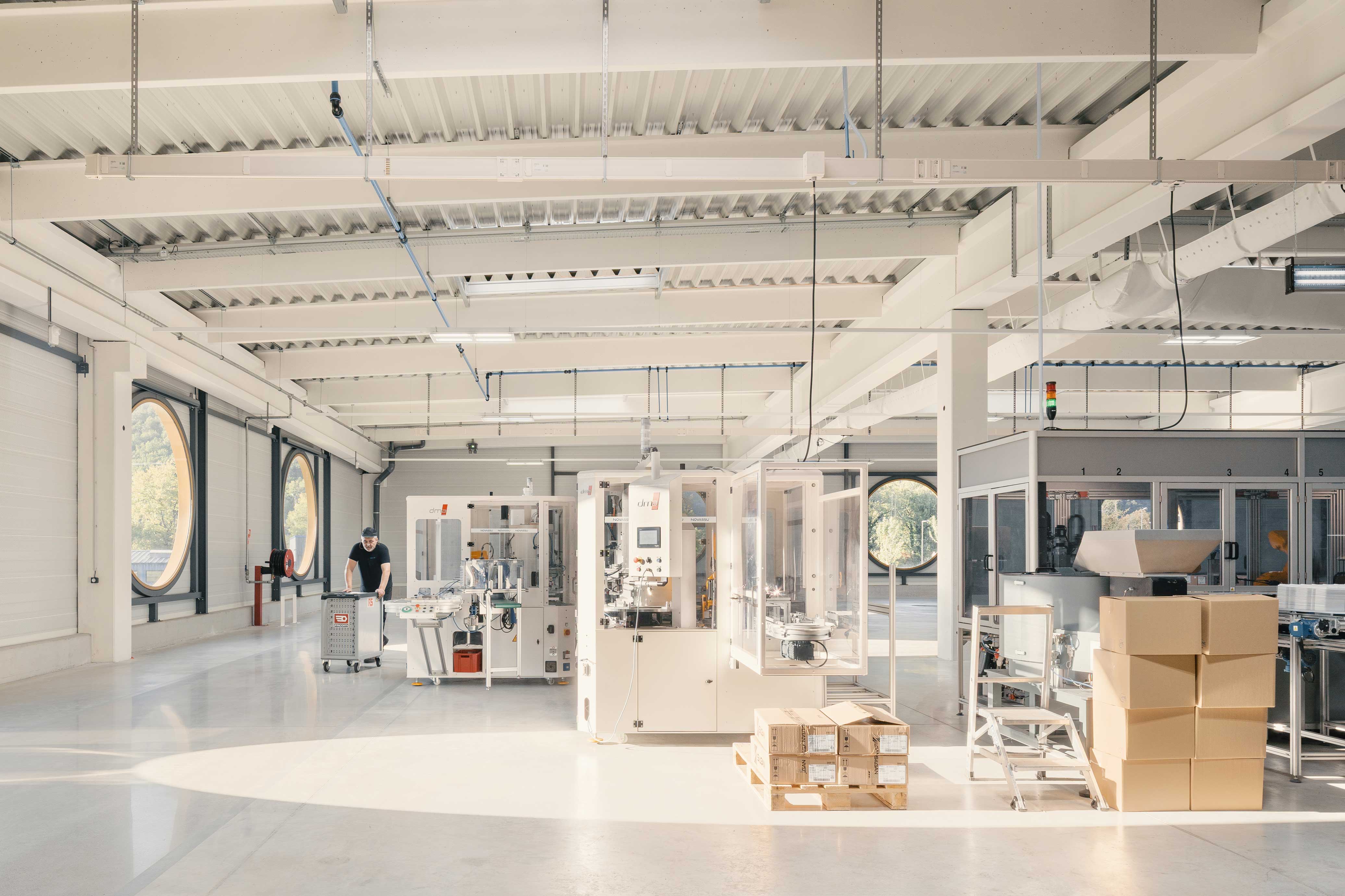 Ateliers de production Novassu éclairés par des fenêtres rondes