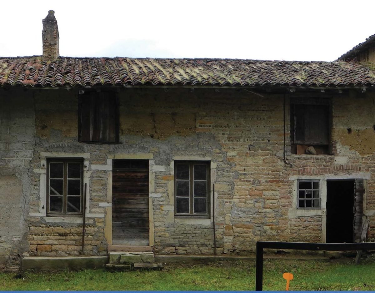 Façade d'un ancien corps de ferme avant rénovation, Maison mosaïque, DBA
