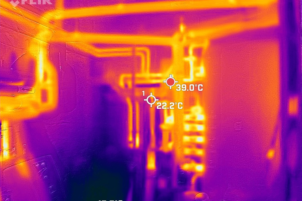 Image à la caméra thermique d'une chaufferie, audit énergétique DBA