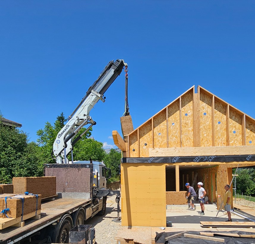 Levage des panneaux d'ossature bois sur un chantier suivi par DBA