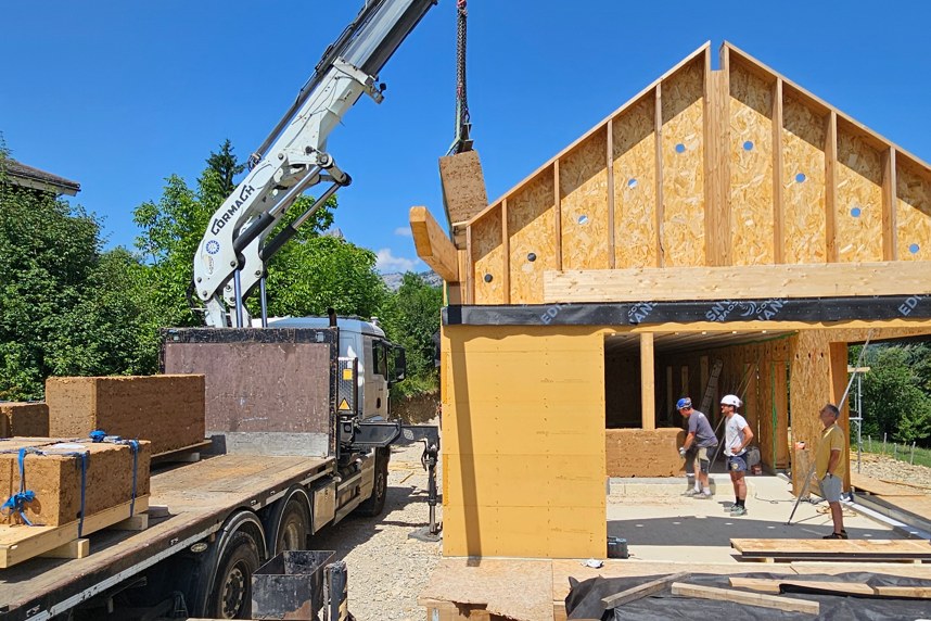 Levage des panneaux d'ossature bois sur un chantier suivi par DBA