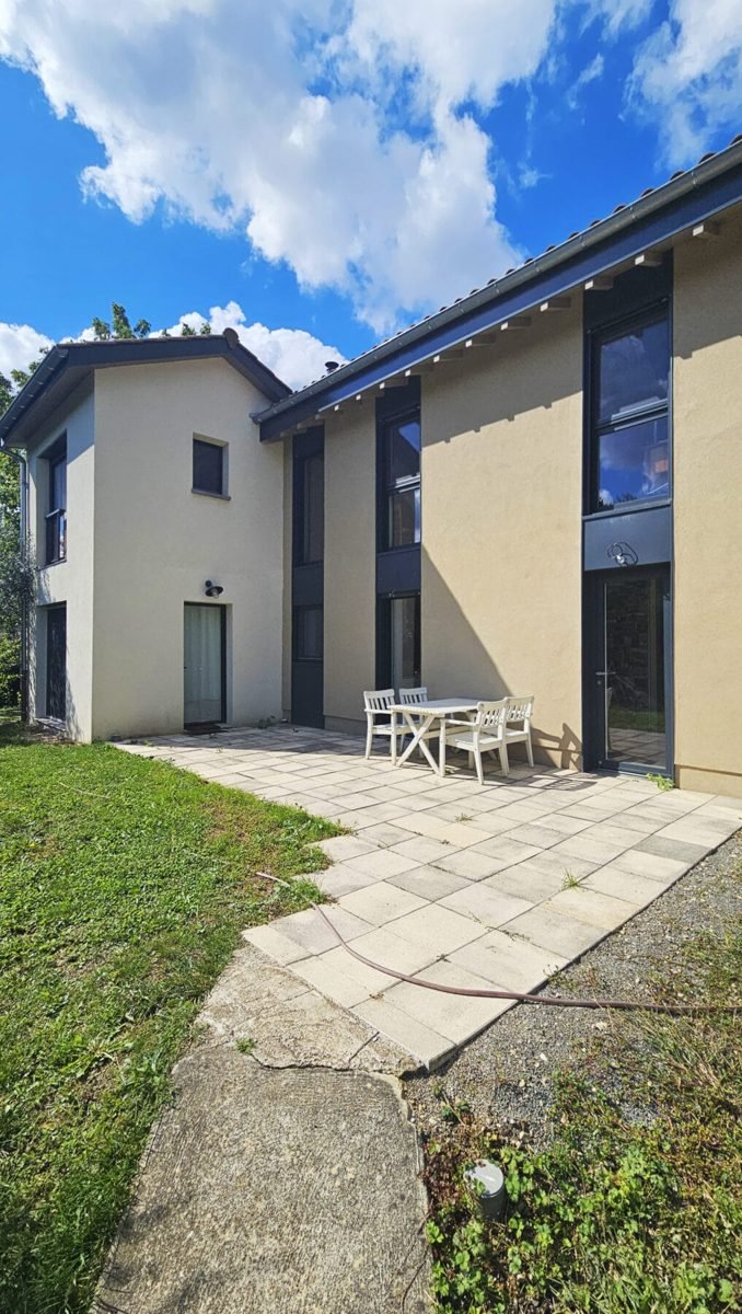 Maison surélevée et isolée par l'extérieur après rénovation, DBA