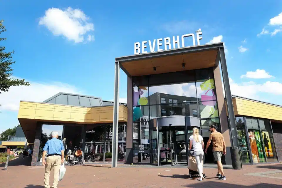 Luchtfoto van de kustlijn nabij Haarlem, bereikbaar met Schiphol taxi