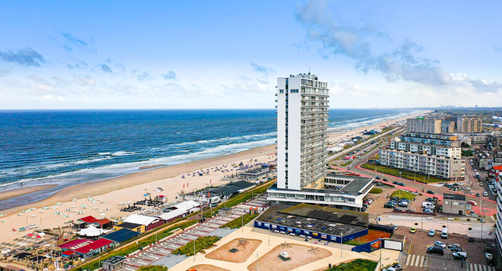 Uitzicht op het strand en skyline nabij Haarlem