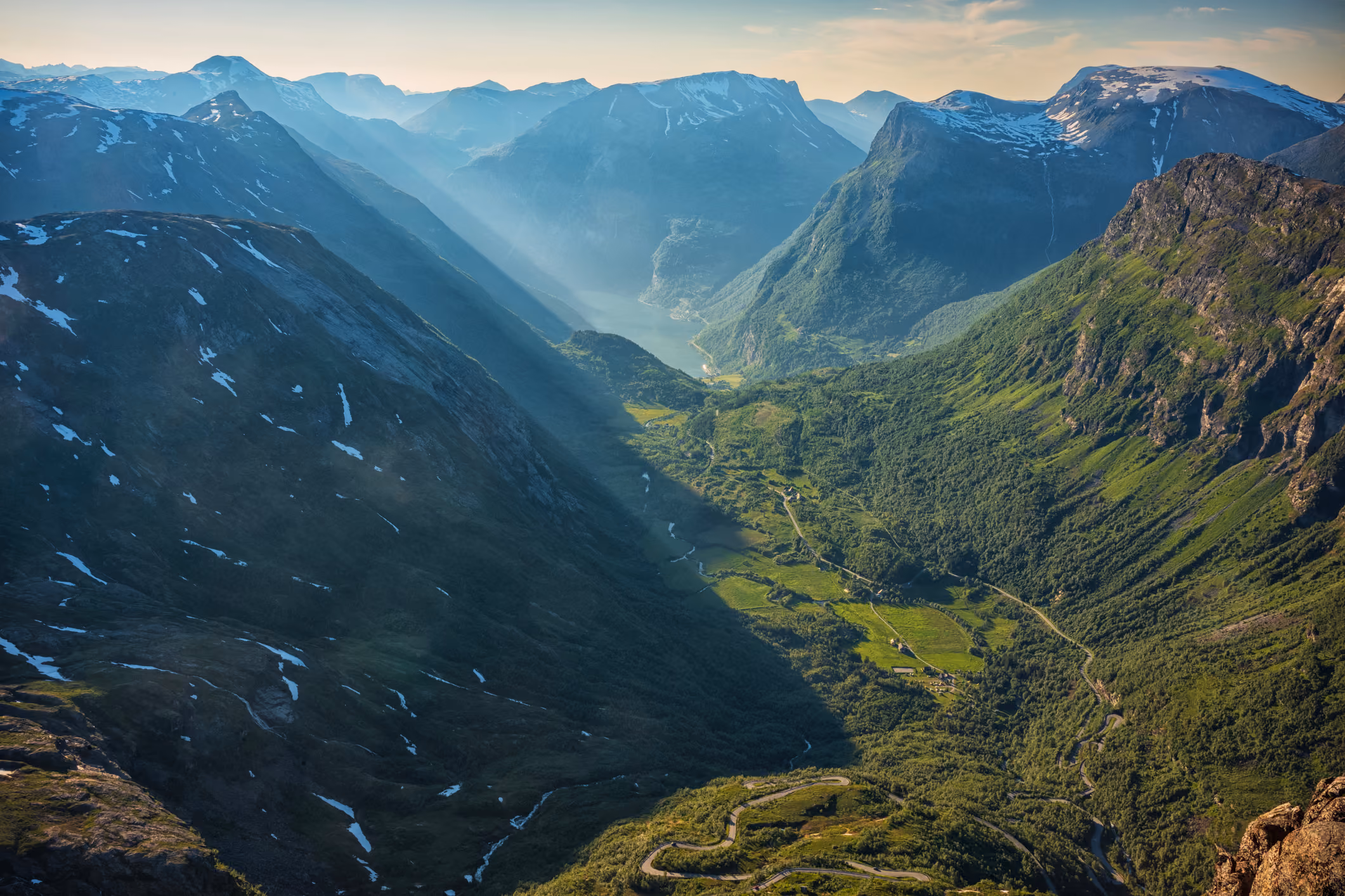 Geirangerfjorden og Nibbevegen sett frå Dalsnibba.