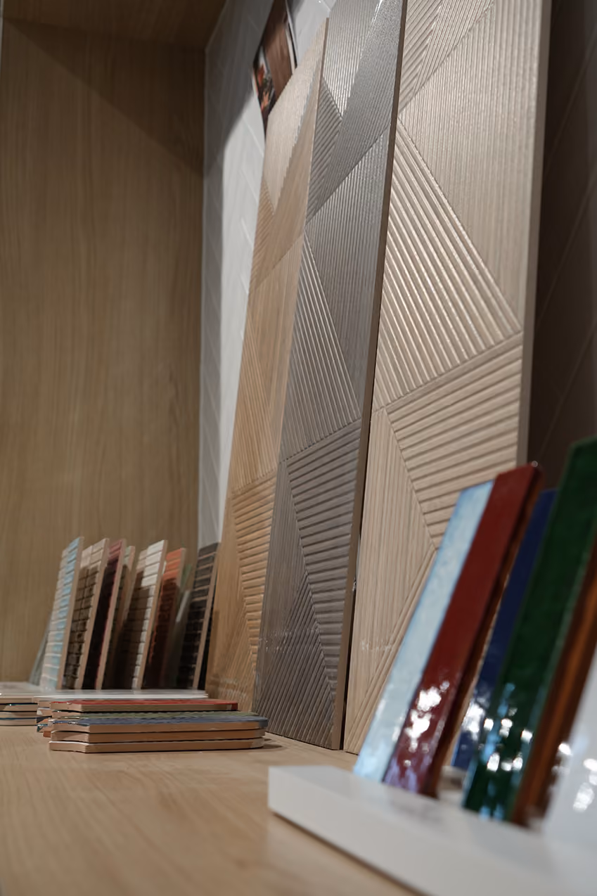 Ontdek houtlook tegels en betonlook tegels in onze showroom