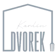 Logo restaurace Karlín Dvorek s jednoduchým obrysem domu a vidličkou.