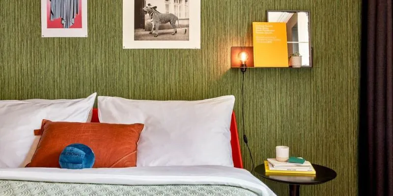 Zimmer im Max Brown 7th District in Wien – modernes, stilvolles Design mit eleganter Atmosphäre in einem urbanen Hotel.