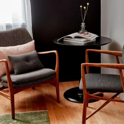 Stühle im Max Brown 7th District, Wien – modernes Design mit komfortabler Sitzgelegenheit, perfekt für entspannte Momente.